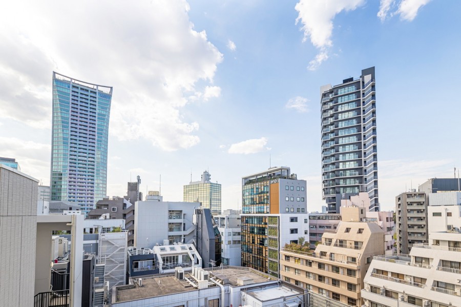 再開発が進む渋谷の街を10階部分のバルコニーから見渡し、一日が始まる――。仕事もプライベートも充実させたい。渋谷と表参道が生活圏のお部屋で、自分だけの充実した暮らしがかないます。
