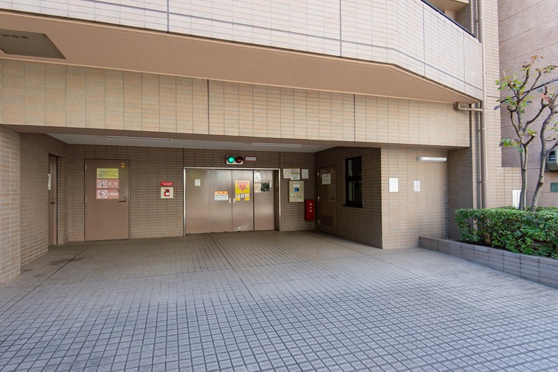 マンション内には駐車場を完備しています。周辺には「東京ドームシティ」があり、レジャーやショッピングなどもお楽しみいただけます。