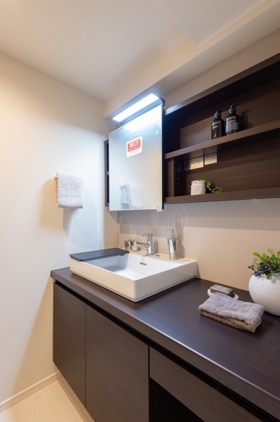 洗面室はホテルライクなモダン空間を演出。広々カウンターは身支度する上で有効活用できそうです。