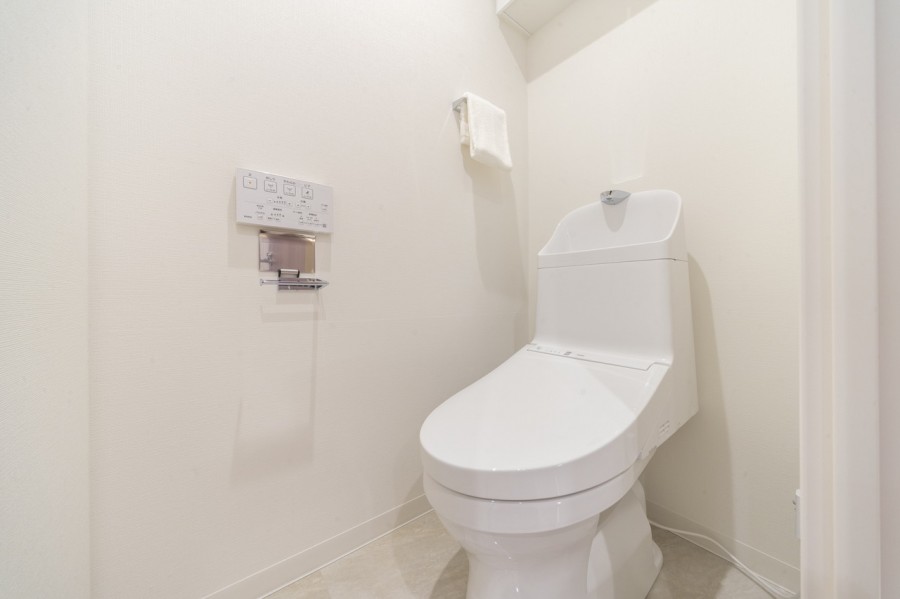 お掃除の手間を減らしてくれる機能が充実したトイレです。トイレットペーパーや掃除用具などが収納できる吊戸棚が備え付けなので便利です。