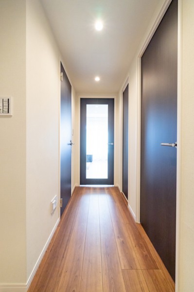リビングと廊下の扉はガラス戸を採用。暗くなりがちな廊下にも自然光が差し込み、開放感を演出します。