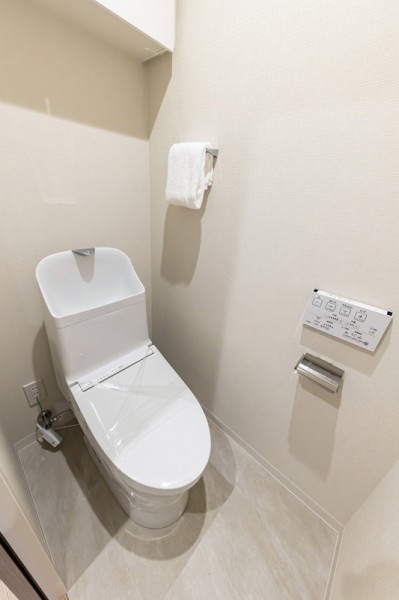 お掃除の手間を減らしてくれる機能が充実したトイレです。トイレットペーパーや掃除用具なども収納できる吊戸棚が便利です。