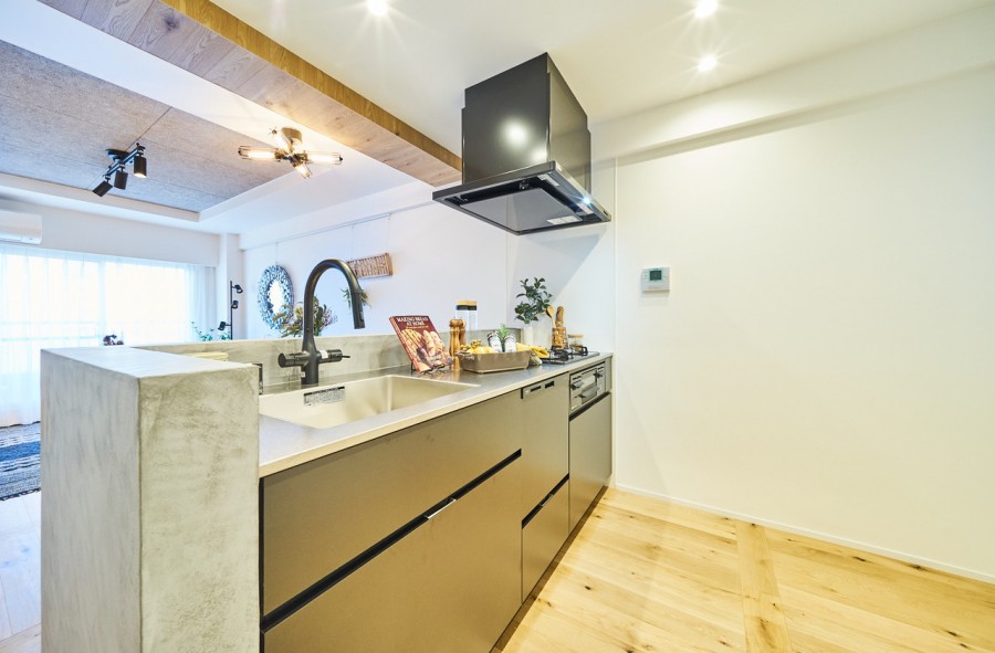 キッチンは田中工藝製オリジナルシステムキッチンを新規交換。造作した壁でリビングからは手元が隠れるので気兼ねなくお料理ができます。