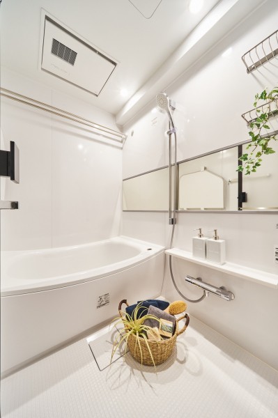 白を基調とした清潔感溢れる、お手入れもしやすい浴室です。TOTO製ユニットバスを新規交換しました。浴室換気乾燥機能付きで1年中快適なバスタイムをお楽しみいただけます。