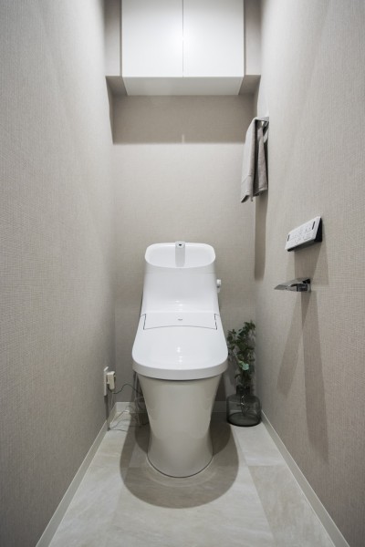 清潔感溢れるレストルームは、落ち着きのある安らぎの空間に。毎日使う場所だからこそ、お掃除の手間を省ける使い勝手の良い機能付きのトイレを新規交換しました。