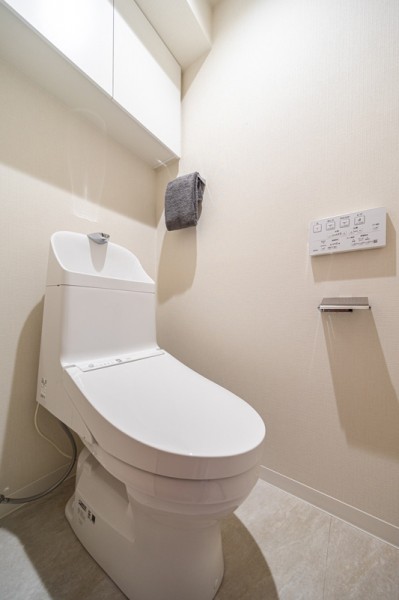 レストルームには、お掃除の手間を省いてくれる便利機能搭載のウォシュレット付きトイレを新規交換しました。落ち着ける、安らぎの空間になっています。