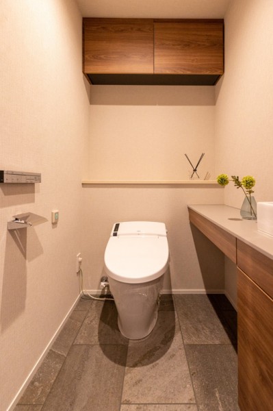 LIXIL製洗浄便座付トイレを新規交換。トイレットペーパーなどの収納に便利な吊戸棚も備え付けております。