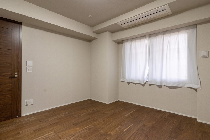 洋室1（約8.0帖）は独立した居室で落ち着いた住空間となっております。床暖房付きです。