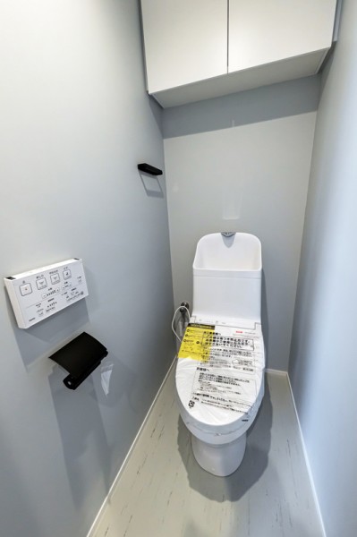 お掃除の手間を減らしてくれる機能が充実したトイレです。トイレットペーパーや掃除用品なども収納できる実用的な吊戸棚が便利です。