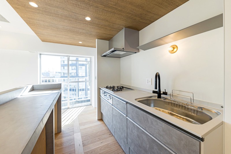 キッチンスペースは機能性とデザイン性を兼ね備えた上質な空間です。カウンターはゆったり使えると同時に、お部屋にメリハリをもたらします。