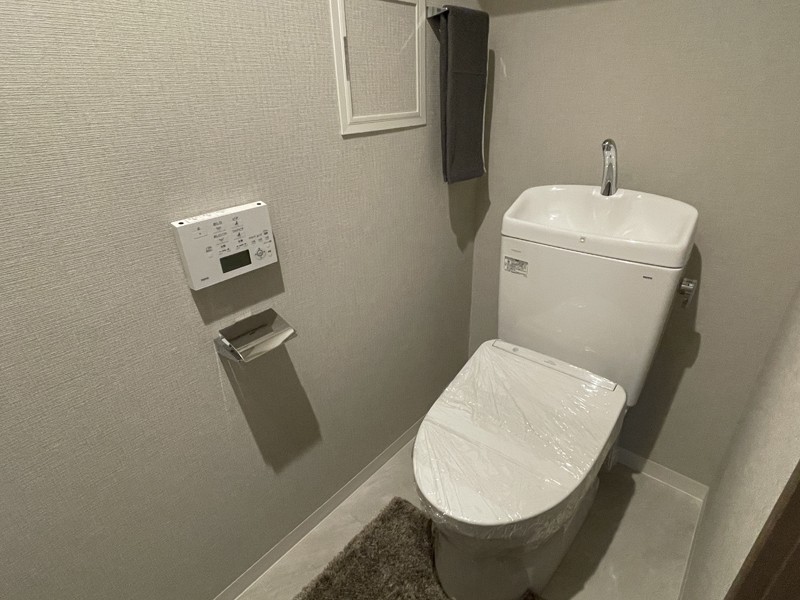 TOTO製洗浄便座付トイレを新規交換しました。お手入れがしやすく清潔ですっきりとしたデザインです。
