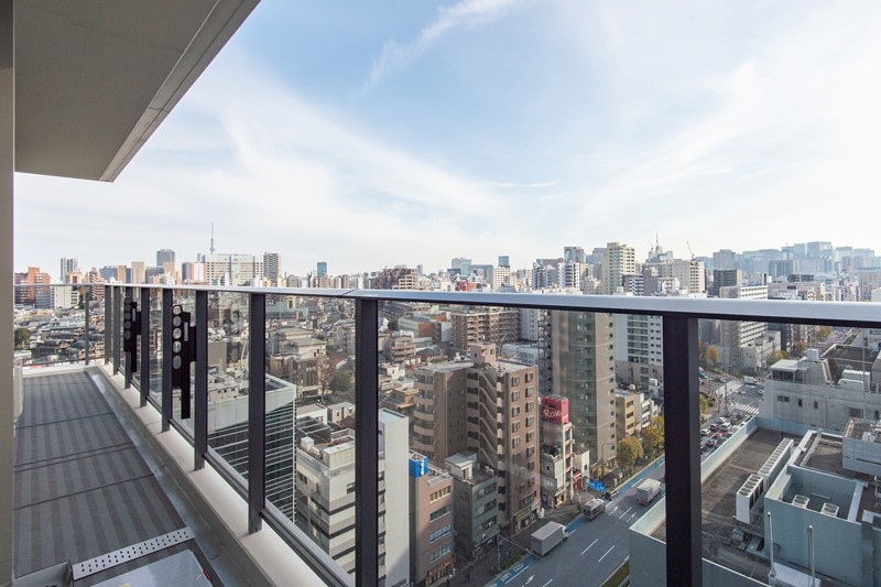 バルコニーは思わず伸びをしたくなるような開放感あふれる空間です。大きな空の先には「東京スカイツリー」を望み、都会暮らしを満喫できそうです♪