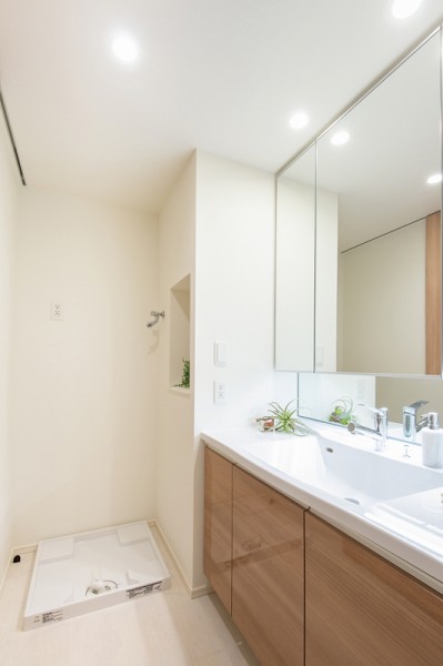 ゆとりのある洗面化粧台は大きな鏡が印象的なラグジュアリーな空間です。ボウル横にもスペースがあるので、メイクやヘアセットにも便利にお使いいただけます。