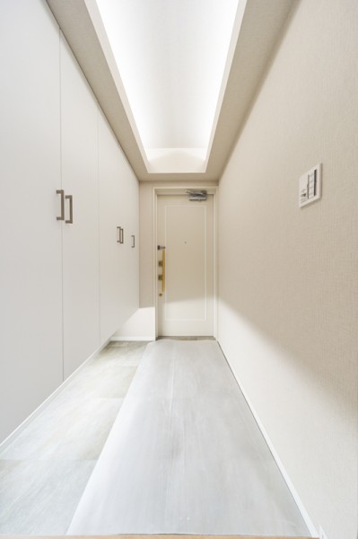 白を基調とした玄関は、フットライト付きのシューズボックスを設置しております。