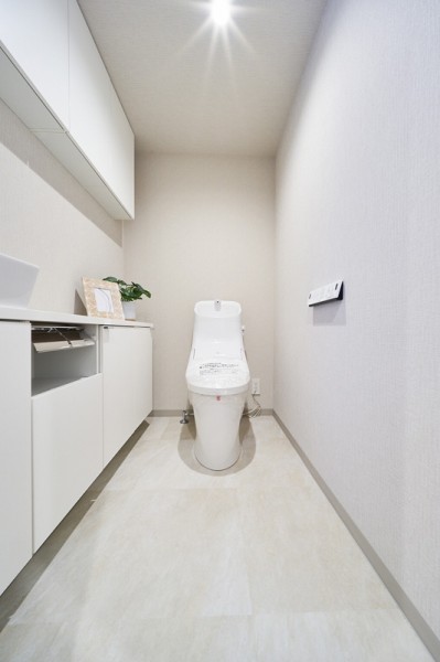 LIXIL製洗浄便座付トイレを新規設置。トイレの向かい側には専用の手洗いボウルを備え付けています。