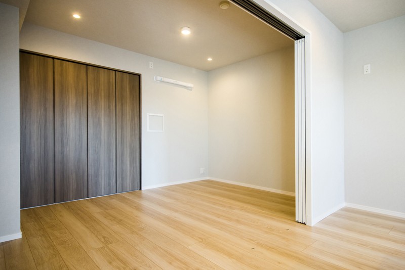 リビングに隣接する洋室3(約5.6帖)はデッドスペースがなく家具配置のしやすいお部屋です。
