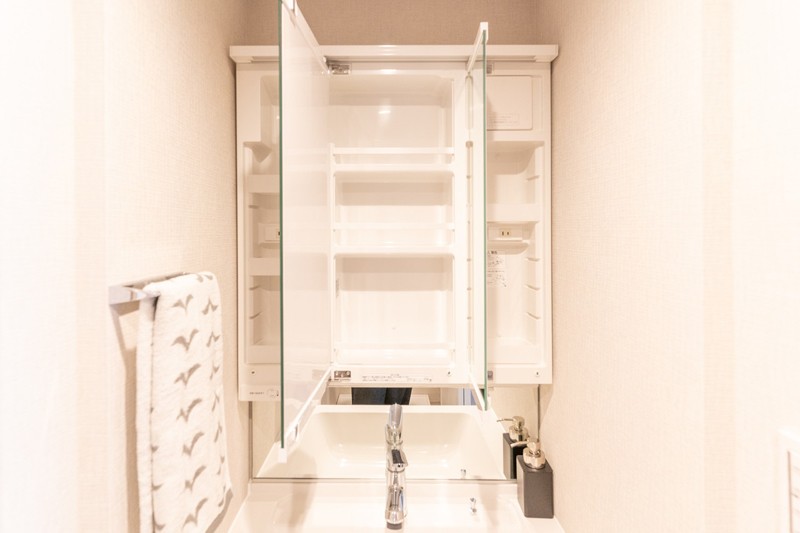 三面鏡付洗面化粧台には収納内部にコンセントが設置されています。美容家電の充電をしながらしまえます。