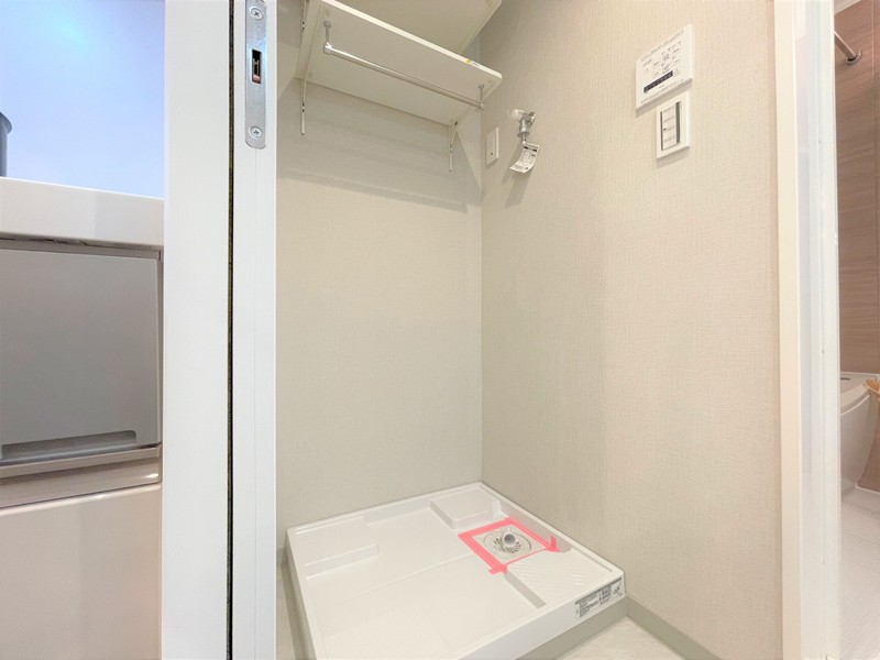洗面室に併設されている洗濯機置場の上には棚があり、収納に便利です。