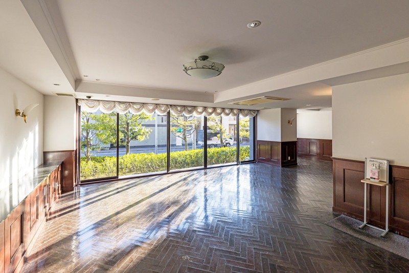 ヘリンボーン張りの床や、壁付けの照明からクラシカルな雰囲気を醸し出す上質なエントランスホールです。