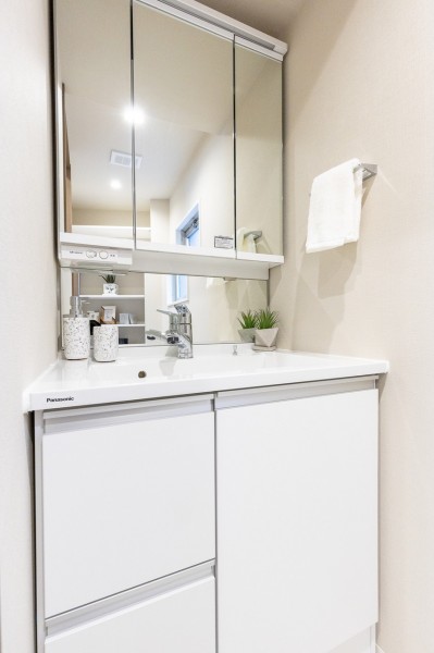 白を基調とした清潔感のある洗面室です。こちらも角部屋ならではの窓付きで、明るい空間になっています。