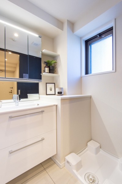 白を基調とした清潔感のある洗面室です。こちらも角部屋ならではの窓付きで、明るい空間になっています。