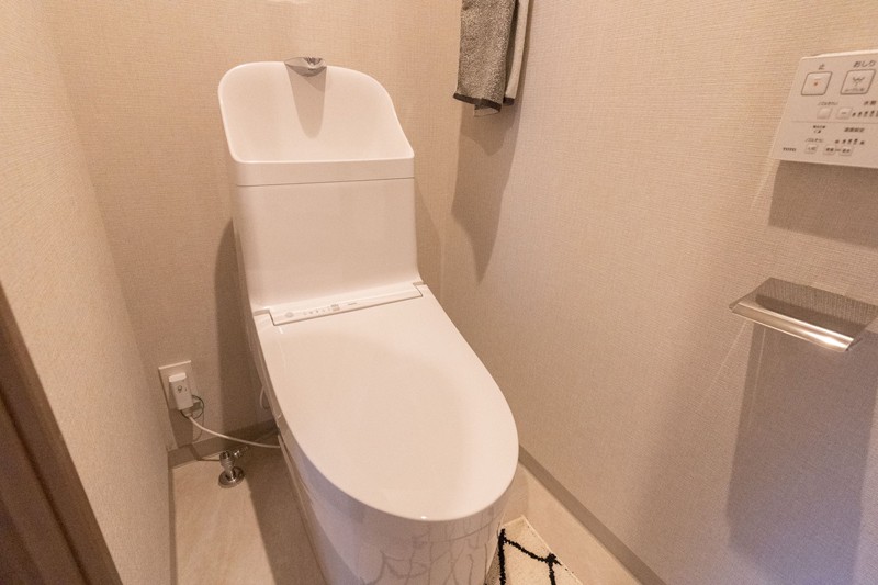 TOTO製洗浄便座付きトイレを新規設置しました。手洗いボウルは水はねしにくい設計でお手入れが簡単です。