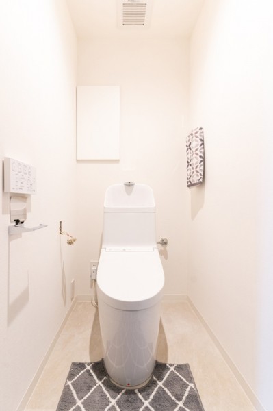 TOTO製洗浄便座付トイレを新規設置。トイレットペーパーなどの収納に便利な吊戸棚も備え付けられています。