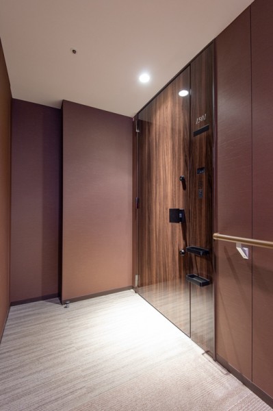 ホテルライクな内廊下設計がプライバシーを守って、安心な暮らしを支えてくれます。気品溢れるデザインテイストで仕立てられた贅沢な空間です。