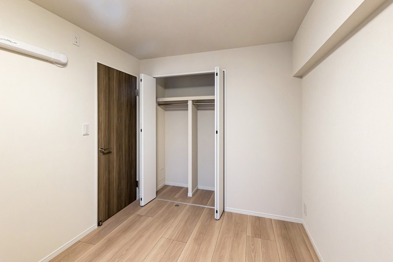 洋室1は廊下からアクセスする約6.0帖のお部屋。主寝室として最適です。過ぎゆく時間をゆったりと感じれるプライベート空間です。