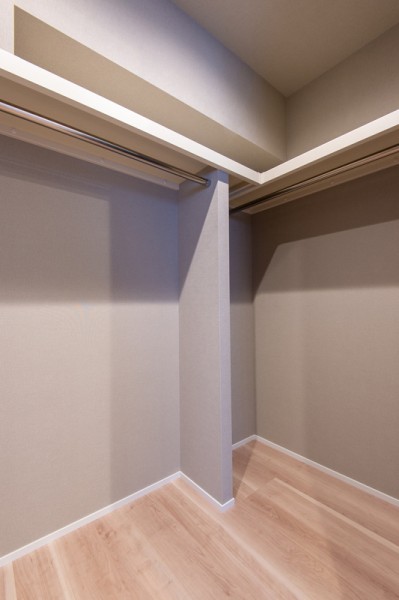 洋室2のウォークインクローゼットは横幅が広いタイプです。ハンガーパイプや枕棚を活用し、効率良く収納ができそうです。