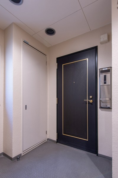 廊下と直接接していないので、外からの視線が遮られてプライバシーを保てる玄関スペースです。
