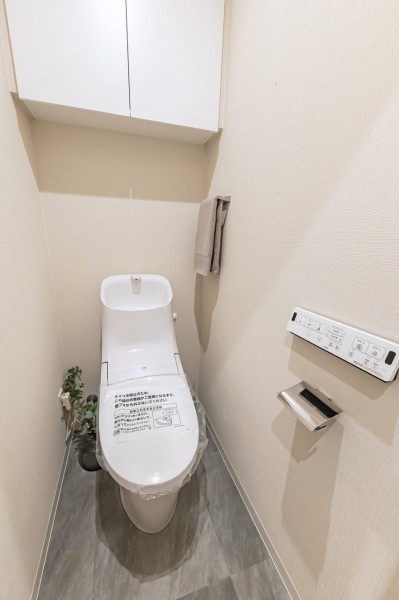優れた節水効果や汚れが付きにくい便座など、ほしかった機能が揃った洗浄便座付トイレです。上部には収納に便利な吊戸棚を備え付けました。