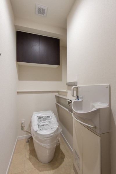 レストルームには洗練されたお部屋にぴったりなスタイリッシュなタンクレストイレが設置されています。手洗い場や収納に便利なカウンターも備え付けです。