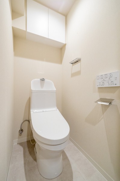 優れた節水効果や汚れが付きにくい便座など、ほしかった機能が揃ったウォシュレット一体型トイレです。上部には収納に便利な吊戸棚を備え付けました。