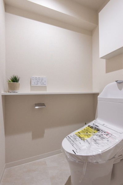 ウォシュレット一体型のトイレは、お掃除の手助けをしてくれる便利機能が搭載されています。カウンターでインテリアを楽しみ、リラックスできる空間をどうぞ。
