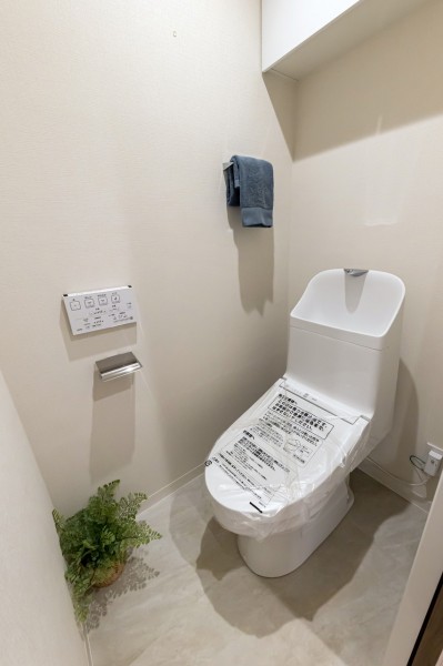 優れた節水効果や汚れが付きにくい便座など、ほしかった機能が揃ったウォシュレット一体型トイレです。トイレットペーパーや掃除用品などの収納に便利な吊戸棚を備え付けました。