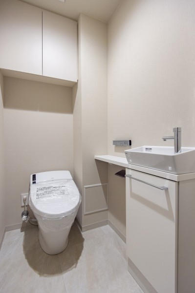 気品溢れる空間にピッタリなタンクレストイレを新規交換いたしました。便利な吊戸棚収納や手洗い場も備え付けです。