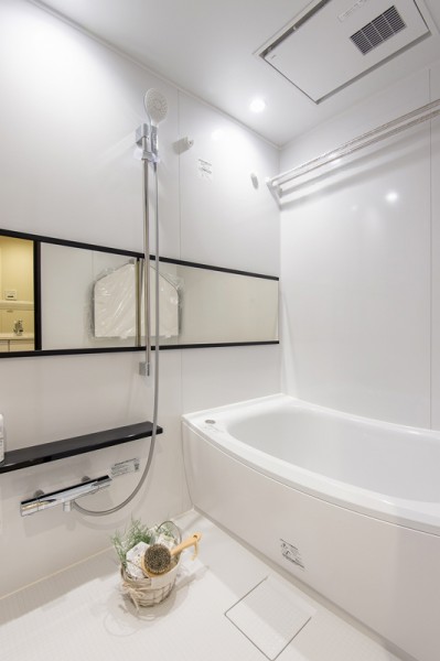 浴室は心と身体と向き合うセルフケアの空間。暖房・涼風・換気・乾燥機能付きで1年中快適なバスタイムをお楽しみいただけます。