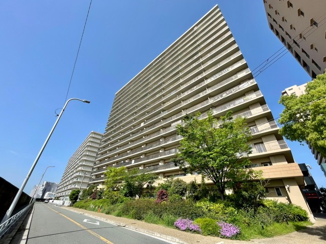 大阪メトロ中央線「朝潮橋」駅より徒歩８分。小中学校が徒歩５分圏内にあり、住環境の良いマンションです。