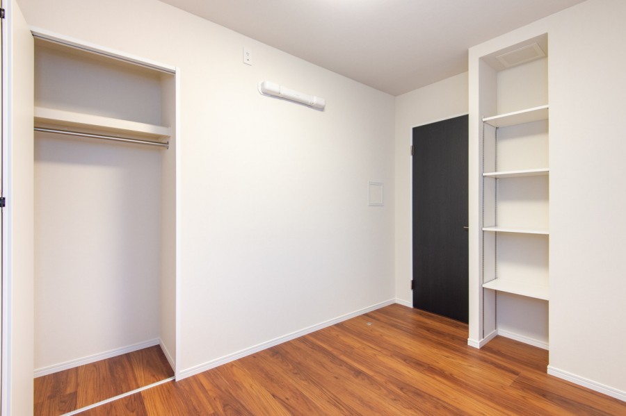 洋室1は、独立したプライベート空間。棚やクローゼットを造作し、収納スペースも確保していいます。