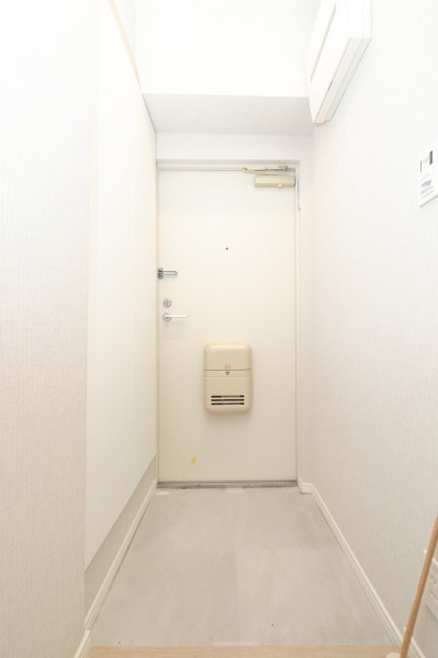 白を基調とした清潔感のある玄関です。人感センサー付き照明を設置しているので、スイッチを探さずに明るくなります。