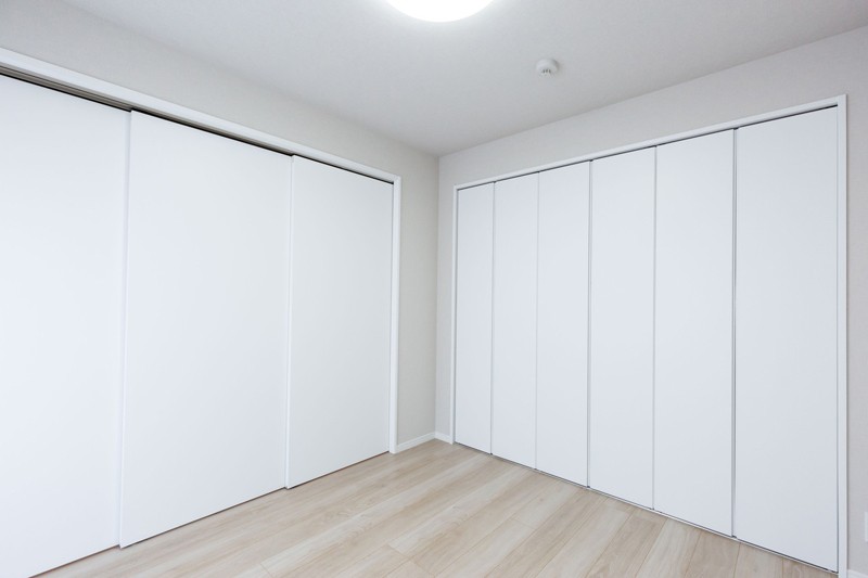 洋室2（約5.0帖）はリビングと隣接。戸の開閉によりリビングとの一体感を醸し出すことも、独立した居室として使用することも可能な便利な一室です。