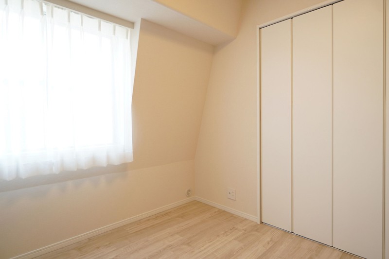 洋室1（約5.0帖）はデッドスペースのない使いやすいお部屋です。クローゼット内には、枕棚とハンガーラックが2本設置してあります。