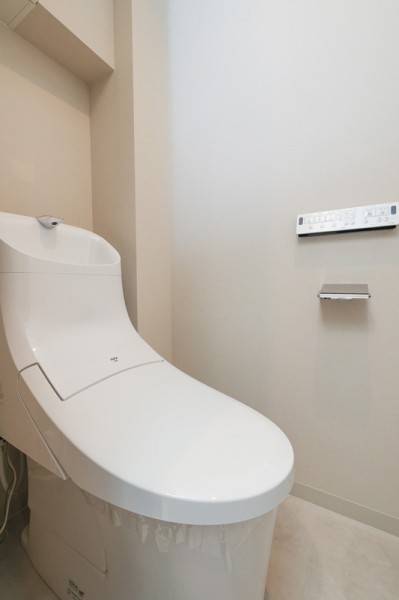 LIXIL製洗浄便座付トイレを新規設置。トイレットペーパーなどの収納に便利な吊戸棚も備え付けです。
