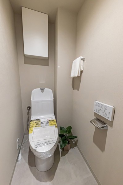 TOTO製洗浄便座付きトイレを新規設置しました。上部には収納に便利な吊戸棚が備わっています。