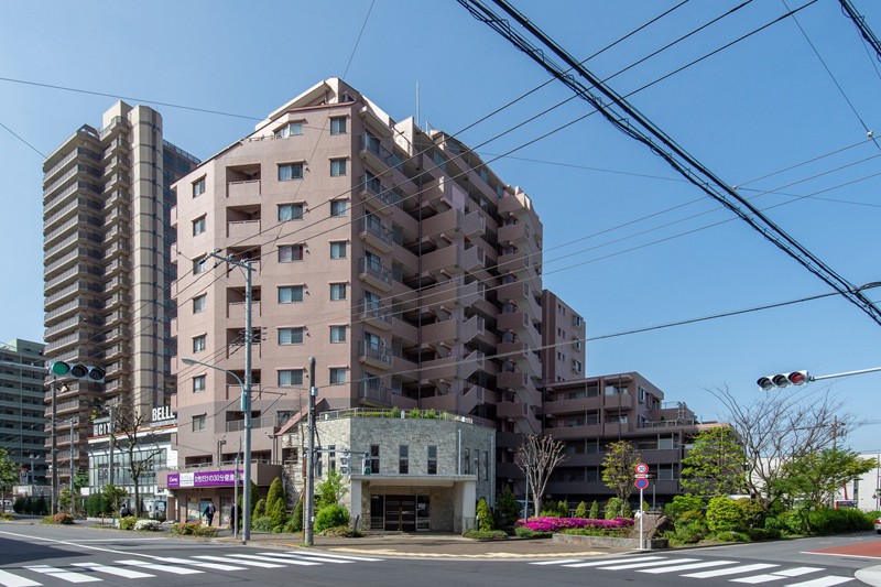 都営新宿線「篠崎」駅徒歩2分の駅近立地。新宿へのアクセスがしやすく、駅直結のスーパーなど整った住環境です。