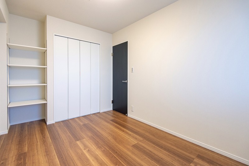 約6.1帖の洋室2はクローゼット収納があり、居住空間を広く使えるため主寝室にもぴったりです。