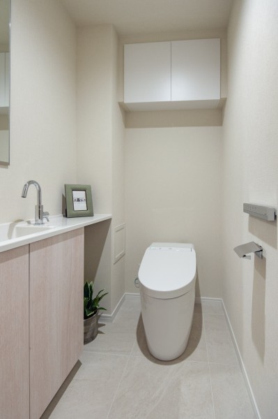 TOTO製洗浄便座付きトイレを新規設置しました。あると嬉しい手洗い場、上部に吊戸棚付き！