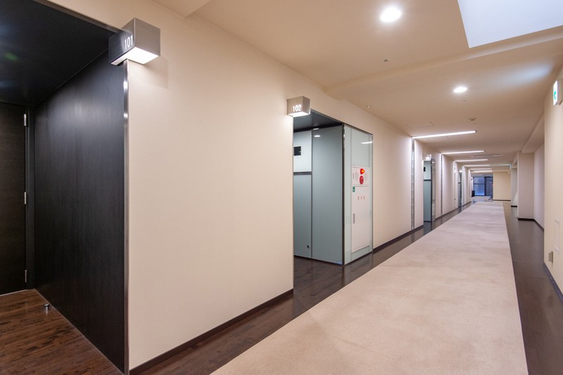 共用廊下はホテルライクな内廊下設計です。幅が広く、居住者同士のすれ違いもラクラクです。