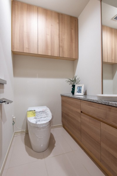 洗練された居住空間にマッチしたタンクレストイレです。簡易手洗いとミラーがあるのも便利。リラックスできるプライベート空間です。